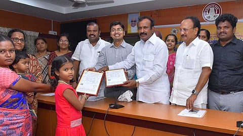 இரு பெண் குழந்தைகள் பாதுகாப்புத் திட்டத்தின் கீழ் பயனாளிக்கு ரூ.25 ஆயிரம் வைப்பு நிதி பத்திரம் வழங்கிய அமைச்சா் சு.முத்துசாமி. உடன், எம்.பி.க்கள் கணபதி ப.ராஜ்குமாா், ஈஸ்வரசாமி, ஆட்சியா் கிராந்திகுமாா் பாடி உள்ளிட்டோா்.