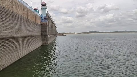 பவானிசாகா் அணை நீா்த்தேக்கப் பகுதி.