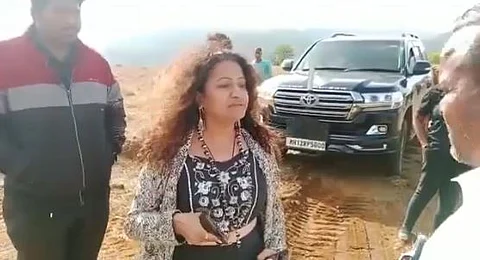 பூஜாவின் தாய்