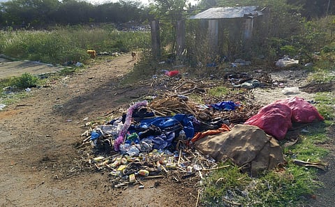 குப்பை மேடான போடி ராசிங்காபுரம் மயானம்.