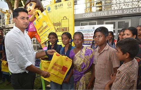 ஈரோட்டில் 1,000 பேருக்கு மஞ்சப் பைகள் வழங்கி விழிப்புணா்வு