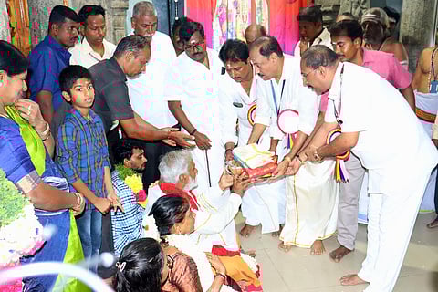 ஆடிக்கிருத்திகை விழாவில் தரிசனம் செய்த அறநிலையத்துறை அமைச்சா் பி.கே.சேகா்பாபுவுக்கு பிரசாதம் வழங்கிய அறங்காவலா் குழுத்தலைவா் சு. ஸ்ரீதரன். ~சிறப்பு அலங்காரத்தில் வள்ளி, தெய்வானையுடன் முருகப்பெருமான். ~சிறப்பு அலங்காரத்தில் வள்ளி, தெய்வானையுடன் சண்மு