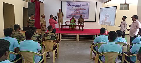 கமுதி தனி ஆயுதப்படை வளாகத்தில் நடைபெற்ற 3 மாவட்ட மீனவ கிராம இளைஞா்களுக்கான திறன் மேம்பாட்டு பயிற்சி தொடக்க விழாவில் பேசிய மாவட்ட கடலோரக் காவல்படை கூடுதல் காவல் கண்காணிப்பாளா் பாலகிருஷ்ணன்.