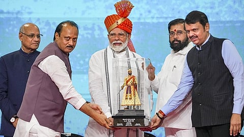 மும்பையில் நலத்திட்ட உதவிகளைத் தொடக்கி வைப்பதற்கு முன்பு நரேந்திர மோடிக்கு நினைவுப்பரிசு வழங்கும் ஏக்நாத் ஷிண்டே, தேவேந்திர பட்னவீஸ், அஜித் பவார்