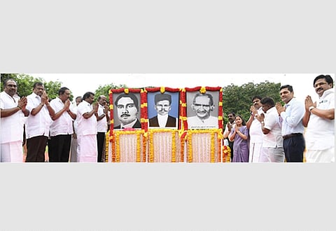 தியாகிகளின் சிலைகளுக்கு அமைச்சர்கள் மாலை அணிவித்து மரியாதை