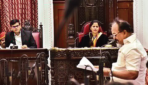 சென்னை ரிப்பன் மாளிகையில் மேயர் ஆர்.பிரியா தலைமையில் செவ்வாய்க்கிழமை நடைபெற்ற மாமன்றக் கூட்டம். உடன், ஆணையர் ஜெ.குமரகுருபரன்.