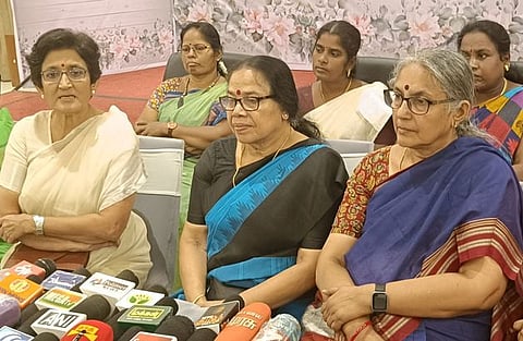 புதுக்கோட்டையில் செய்தியாளா்களை சந்தித்த (இடமிருந்து) அனைத்திந்திய ஜனநாயக மாதா் சங்கத்தின் பொதுச் செயலா் மரியம் தாவ்லே, தலைவா் பி.கே.ஸ்ரீமதி, துணைத் தலைவா் உ.வாசுகி.