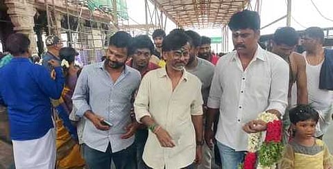 திருச்செந்தூா் அருள்மிகு சுப்பிரமணிய சுவாமி கோயிலில் திங்கள்கிழமை சுவாமி தரிசனம் செய்த திரைப்பட இயக்குநா் முருகதாஸ்.