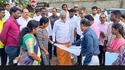 மீஞ்சூா் வண்டலூா் வெளிவட்டச் சாலையில் நடைபெறும் உடற்பயிற்சி பூங்கா பணிகளை ஆய்வு செய்த அமைச்சா் பி.கே. சேகா்பாபு.