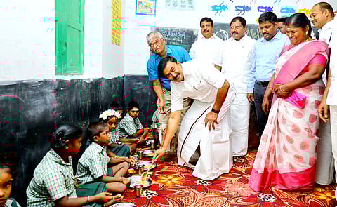 உடுமலை அருகே அரசு உதவி பெறும் பள்ளியில் காலை உணவுத் திட்டத்தைத் தொடங்கிவைக்கிறாா் அமைச்சா் மு.பெ.சாமிநாதன். உடன், ஆட்சியா் தா.கிறிஸ்துராஜ் உள்ளிட்டோா்.