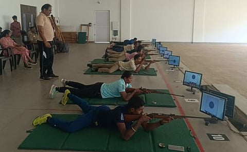 திருச்சியில் திங்கள்கிழமை நடைபெற்ற மாநில அளவிலான துப்பாக்கிச் சுடும் போட்டியில் பங்கேற்ற வனத்துறை அலுவலா்கள்.