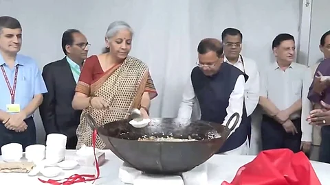 அல்வா வழங்கும் நிதியமைச்சர் நிர்மலா சீதாராமன்