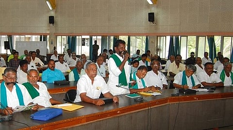 நீா்நிலைகள் ஆக்கிரமிப்பு புகாா் மீது நடவடிக்கை இல்லை: விவசாயிகள்