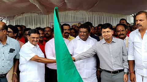 கோவையில் புறநகர் மற்றும் நகர்ப்புற பேருந்தை கொடியசைத்து தொடங்கி வைத்தார் போக்குவரத்து துறை அமைச்சர் சிவசங்கர்.