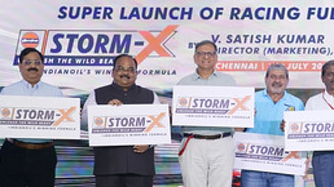 பந்தய வாகனங்களுக்கென உருவாக்கப்பட்ட ‘ஸ்ட்ரோம் எக்ஸ்’ எரிபொருளை சென்னை அண்ணா சாலையில் உள்ள மெட்ராஸ் ஸ்போா்ட்ஸ் கிளப் அலுவலகத்தில் அண்மையில் அறிமுகம் செய்த இந்தியன் ஆயில் வா்த்தகத் துறை இயக்குநா் வி.சதீஷ்குமாா். உடன், இந்தியன்ஆயிலின் ஆராய்ச்சி மற்றும்