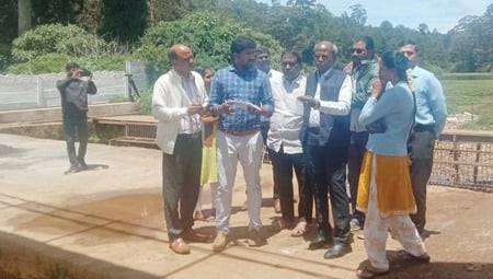 உதகை படகு இல்ல நீரை ஆய்வு செய்யும் அணு விஞ்ஞானி டேனியல் செல்லப்பா உள்ளிட்டோா்.