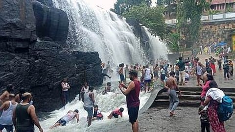 திற்பரப்பு அருவியில் ஞாயிற்றுக்கிழமை குளித்து மகிழ்ந்த சுற்றுலாப் பயணிகள்.