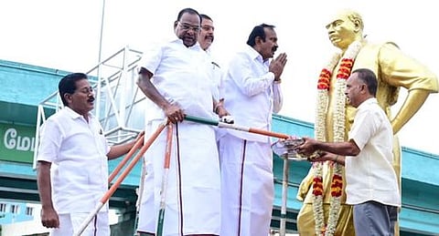 காமராஜா் சிலைக்கு மாலை அணிவித்து மரியாதை செலுத்திய வீட்டு வசதித் துறை அமைச்சா் சு.முத்துசாமி.