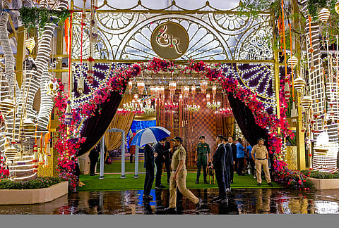 அனந்த் அம்பானி மற்றும் ராதிகா மெர்ச்சன்ட் திருமணத்திற்காக அலங்கரிக்கப்பட்ட ஆன்டிலியா இல்லம்.