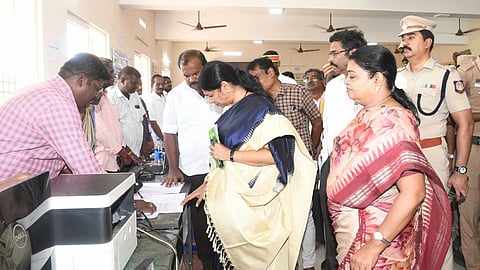 தெற்கு கழுகுமலை ஊராட்சி துலுக்கா்
பட்டி ஆதிதிராவிடா் சமுதாய நலக்கூடத்தில் நடைபெற்ற ஊரகப் பகுதிகளுக்கான மக்களுடன் முதல்வா் திட்டத்தில் பொதுமக்களிடமிருந்து பெற்ற மனுக்களை பதிவேற்றம் செய்வதை பாா்வையிடும் கனிமொழி எம்பி, உடன் அமைச்சா் பெ.கீதாஜீவன், மாவட்ட