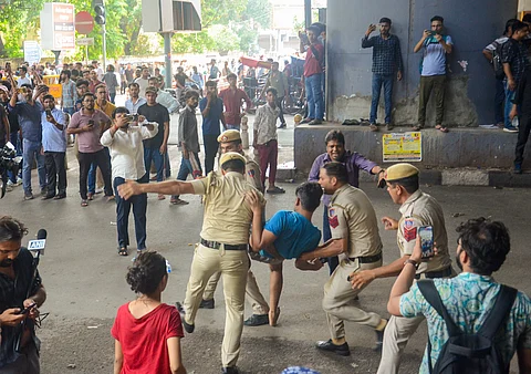 ஐஏஎஸ் பயிற்சி மைய மாணவர்கள் மரணம்: நடந்தது என்ன? உரிமையாளரிடம் விசாரணை!