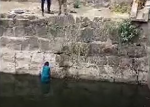 வேலூர் கோட்டை அகழியில் விழுந்த பெண்.