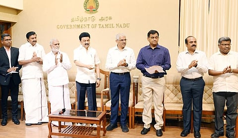 ரத்தினகிரீஸ்வரர் கோயிலில் கம்பிவட ஊர்தி சேவை: முதல்வர் தொடக்கி வைத்தார்.