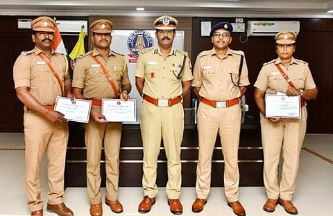 சிறப்பாகப்  பணியாற்றிய  காவல்  ஆய்வாளா்,  உதவி  ஆய்வாளா்களுக்கு  பாராட்டு  சான்றிதழ்களை  வழங்கிய  கோவை  சரக  காவல்  துறை  துணைத்  தலைவா்  ஏ.சரவணசுந்தா். உடன்,  காவல்  கண்காணிப்பாளா்  அபிஷேக் குப்தா .