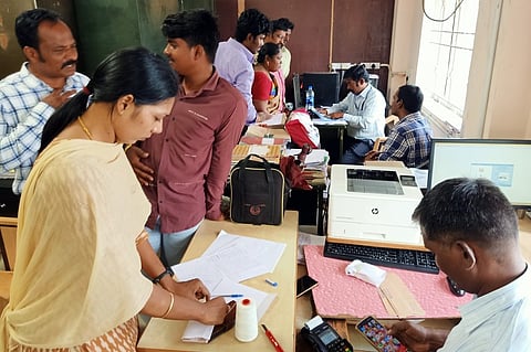 ஊழல் தடுப்பு போலீஸாா் சோதனை: ரூ.1.68 லட்சம் பறிமுதல்