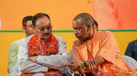 உத்தர பிரதேச மாநிலம் லக்னெளவில் ஞாயிற்றுக்கிழமை நடைபெற்ற பாஜக மாநில செயற்குழுக் கூட்டத்தில் பங்கேற்ற பாஜக தேசியத் தலைவரும் மத்திய சுகாதாரத் துறை அமைச்சருமான ஜெ.பி.நட்டாவுடன் கலந்துரையாடும் மாநில முதல்வா் யோகி ஆதித்யநாத்.