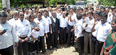 ஈரோடு ரயில் நிலையம் முன் ஆா்ப்பாட்டத்தில் ஈடுபட்ட வழக்குரைஞா்கள்.