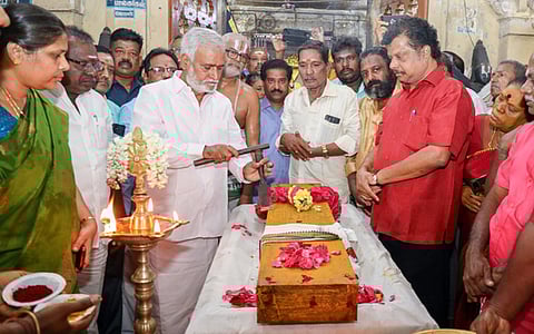 சென்னை மேற்கு மாம்பலம் அருள்மிகு பாஷ்யகார ஆதி சென்ன கேசவப் பெருமாள் திருக்கோயிலில் புதிய மரத்தோ் உருவாக்கும் பணிகளை புதன்கிழமை தொடங்கி வைத்த அமைச்சா் பி.கே.சேகா்பாபு.