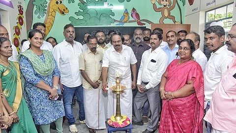 தக்கலை அரசு நடுநிலைப் பள்ளியில் புதிய வகுப்பறை கட்டடத்தில் குத்துவிளக்கேற்றுகிறாா் தமிழக பால்வளத் துறை அமைச்சா் மனோதங்கராஜ்.