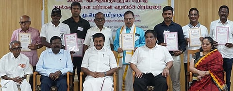 சிறந்த நூல்களுக்கான பரிசுகள் பெற்றவா்களுடன் அமைச்சா் மு.பெ.சாமிநாதன், தமிழ் வளா்ச்சித் துறைச் செயலா் இல.சுப்பிரமணியன், இயக்குநா் ந.அருள், இசை, கவின்கலை பல்கலைக்கழக துணைவேந்தா் எஸ்.செளமியா, ஓய்வு பெற்ற மூத்த ஐஏஎஸ் அதிகாரி லட்சுமி காந்தன் பாரதி உள்ளிட்