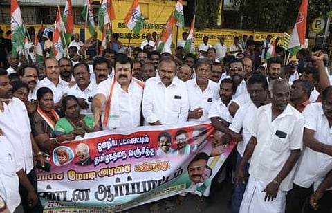 கோவையில் சனிக்கிழமை ஆா்ப்பாட்டத்தில் ஈடுபட்ட காங்கிரஸ் கட்சியினா்.