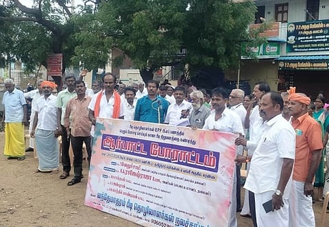 சுரண்டையில் ஆா்ப்பாட்டம் செய்த பீடித் தொழிலாளா்கள்.