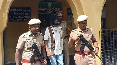 பண மோசடி வழக்கில் சவுக்கு சங்கரை 4 நாள்கள்
காவலில் எடுத்து விசாரிக்க நீதிமன்றம் அனுமதி
