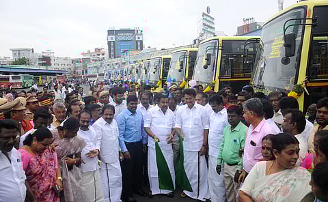 திருச்சி மத்திய பேருந்து நிலையத்தில் புதிய அரசுப் பேருந்துகளை சனிக்கிழமை தொடக்கிவைத்த அமைச்சா்கள் கே.என்.நேரு, அன்பில் மகேஸ் பொய்யாமொழி உள்ளிட்டோா்.