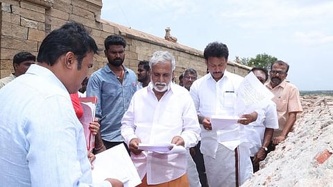 திருவெறும்பூா் எறும்பீஸ்வரா் கோயிலில் சனிக்கிழமை ஆய்வு செய்த அமைச்சா்கள் பி.கே. சேகா்பாபு, அன்பில் மகேஸ் பொய்யாமொழி உள்ளிட்டோா்.