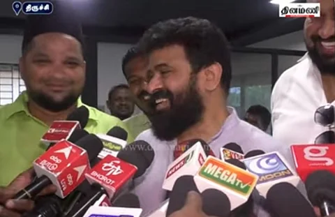 செய்தியாளர்களுக்கு பேட்டியளிக்கும் இயக்குநர் அமீர்.
