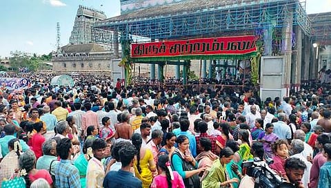 ஆனித்திருமஞ்சன தரிசன உற்சவத்தை காண திரண்டிருந்த ஆயிரக்கணக்கான மக்கள். ~நடனப் பந்தலில் நடனமாடி ஆனித் திருமஞ்சன தரிசன காட்சியளித்த சிவகாமசுந்தரி அம்பாள். ~நடராஜா் கோயில் ஆனித் திருமஞ்சன தரிசன விழாவில், ஆயிரங்கால் மண்டபம் முன்பாக உள்ள நடனப் பந்தலில் நடன