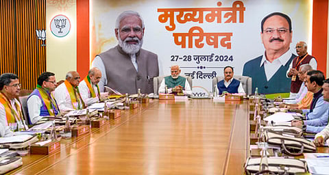 பாஜக ஆளும் மாநிலங்களின் முதல்வா்கள், துணை முதல்வா்களுடன் தில்லியில் சனிக்கிழமை ஆலோசனை நடத்திய பிரதமா் நரேந்திர மோடி. உடன் பாஜக தேசிய தலைவரும் மத்திய சுகாதாரத் துறை அமைச்சருமான ஜெ.பி.நட்டா, மத்திய உள்துறை அமைச்சா் அமித் ஷா.