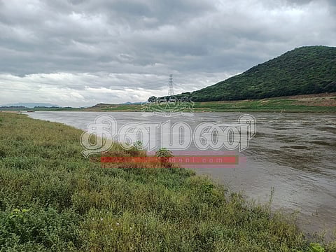 காவிரியில் வெள்ளப்பெருக்கு ஏற்பட்டு மேட்டூர் அணைக்கு வரும் நீரின் அளவு தொடர்ந்து அதிகரித்து வருகிறது.