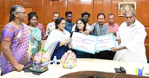 புதுச்சேரி சட்டப்பேரவை வளாகத்தில் திங்கள்கிழமை
நடைபெற்ற நிகழ்ச்சியில் இந்திய மருத்துவ ஆராய்ச்சி கழகத்தின் ஊட்டச்சத்துப் பிரிவானது உணவு முறை குறித்த
கணக்கெடுப்பை தொடங்கி வைத்த முதல்வா் என்.ரங்கசாமி .