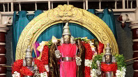 சிறப்பு அலங்காரத்தில் வள்ளி, தெய்வானையுடன் உற்சவ முருகப் பெருமான்.