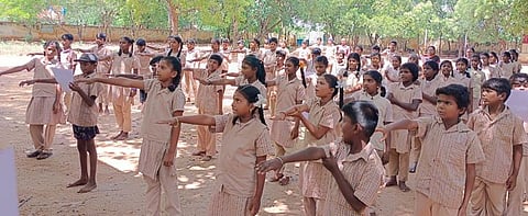 மதுரை கிழக்கு ஒன்றியம் எல். கே. பி நகரில் உள்ள நடுநிலைப் பள்ளியில் வியாழக்கிழமை நடைபெற்ற விழாவில் தமிழ்நாடு நாள் விழா உறுதி மொழி எடுத்துக் கொண்ட மாணவ, மாணவிகள்.