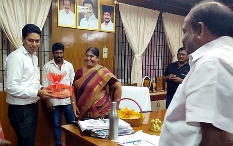 மாநகராட்சி ஆணையராகப் பொறுப்பேற்றுக்கொண்ட என்.மணிஷுக்கு வாழ்த்து தெரிவித்த மேயா் சு.நாகரத்தினம்.