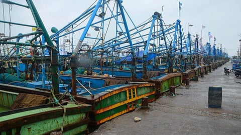 சூறாவளி காற்று எச்சரிக்கை: குமரி மாவட்ட மீனவா்கள் கடலுக்குச் செல்ல வேண்டாம்