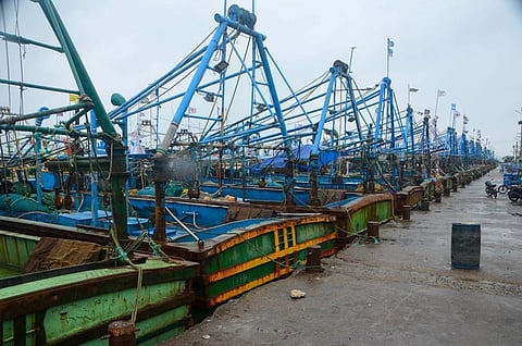 சூறாவளி காற்று எதிரொலியாக தூத்துக்குடி மீனவர்கள் கடலுக்குச் செல்லவில்லை.