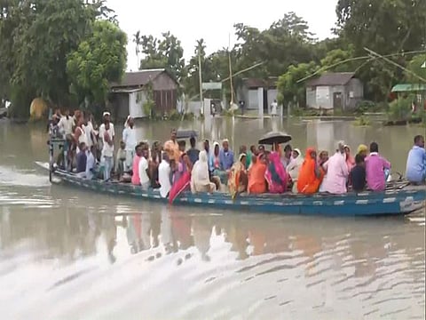 வெள்ளத்தில் மிதக்கும் அசாம்